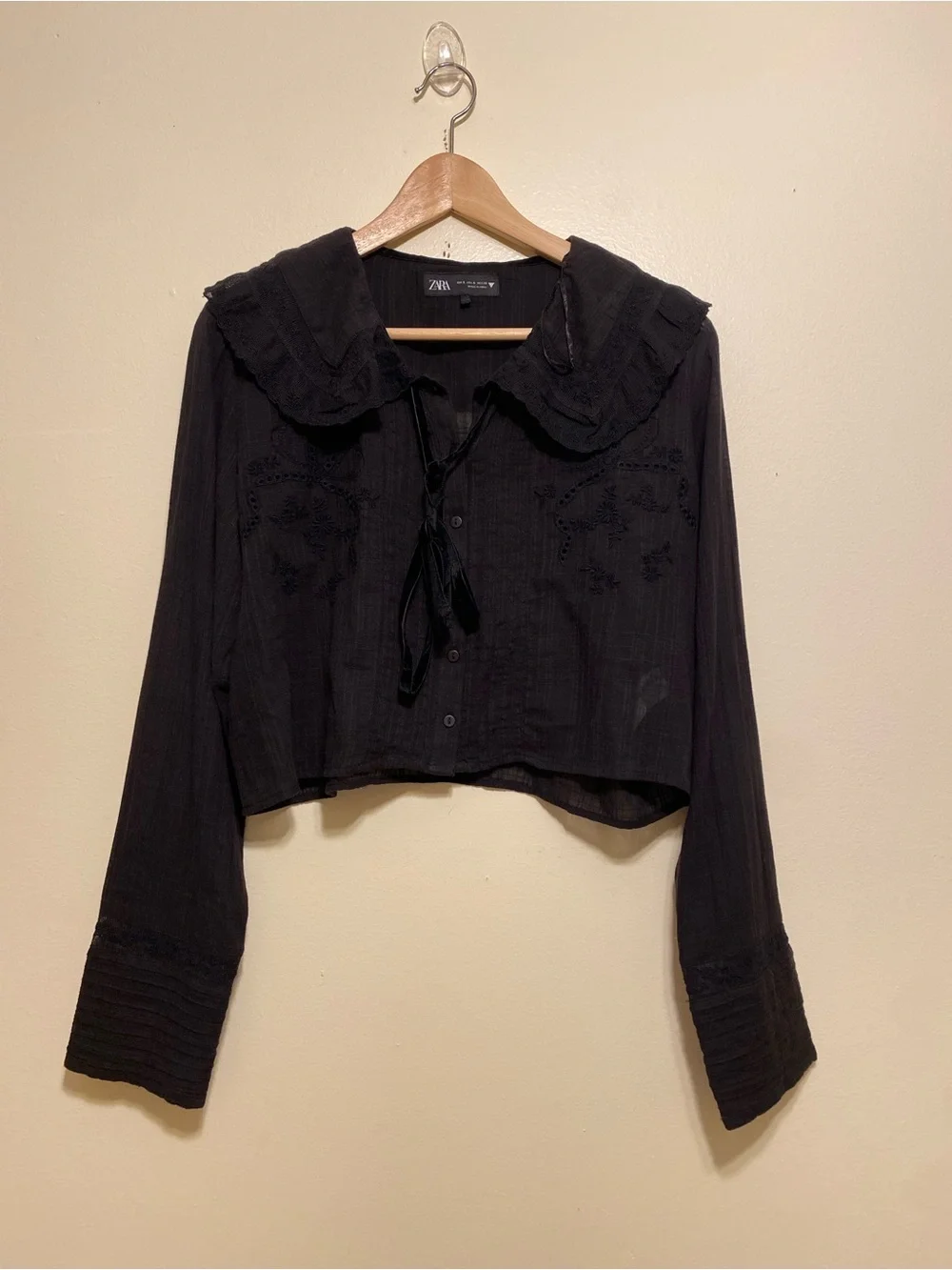 Zara Black Embroidered Cropped Button-Up Top. Size S. Style 0881/108/800